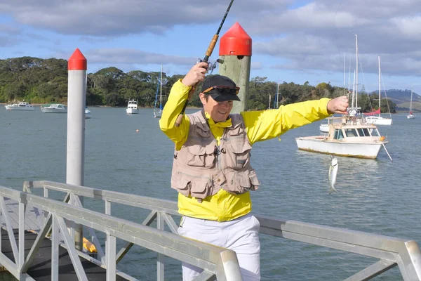 Glücklicher Erwachsener Mann Jahre Der Mit Einer Angelrute Einen Fisch — Stockfoto