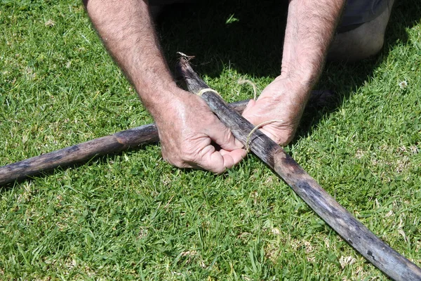 Gammal Vuxen Man Händer Binda Knut Två Bitar Trästolpar Ett — Stockfoto