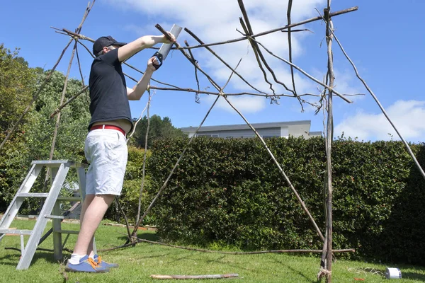 Hombre Judío Construyendo Sukkah Sukkoth Fiesta Los Tabernáculos Vacaciones Judías —  Fotos de Stock