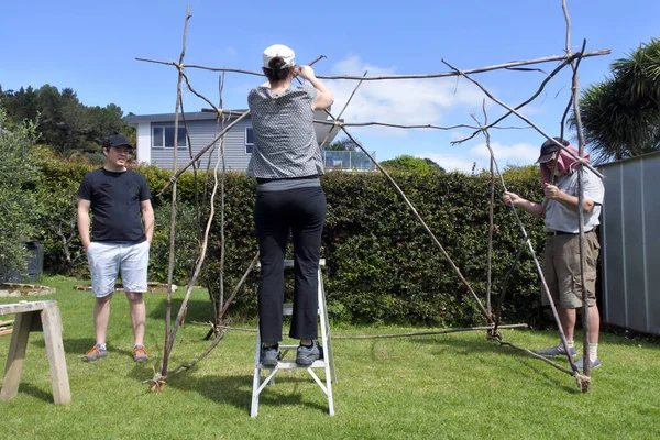 Familia Judía Construyendo Sukkah Sukkoth Fiesta Los Tabernáculos Fiesta Judía —  Fotos de Stock