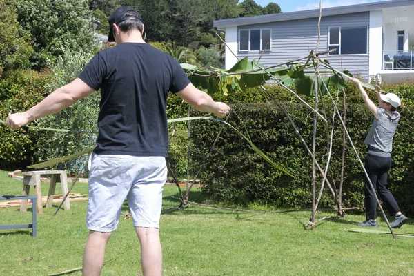 Casal Judeu Construindo Sukkah Festa Sukkoth Tabernáculos Férias Judaicas Jardim — Fotografia de Stock