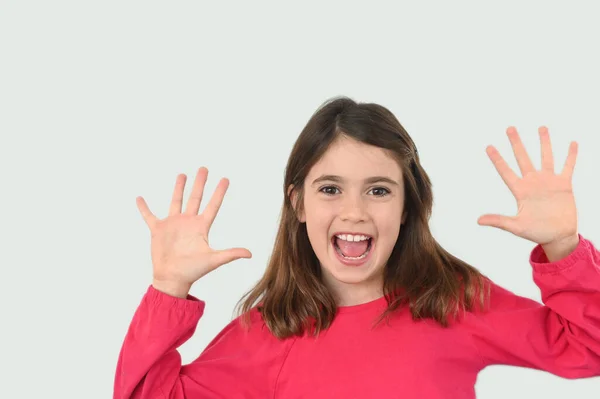 满意的女孩 10岁 在镜头前高兴地看着肢体语言 真正的人复制空间 — 图库照片