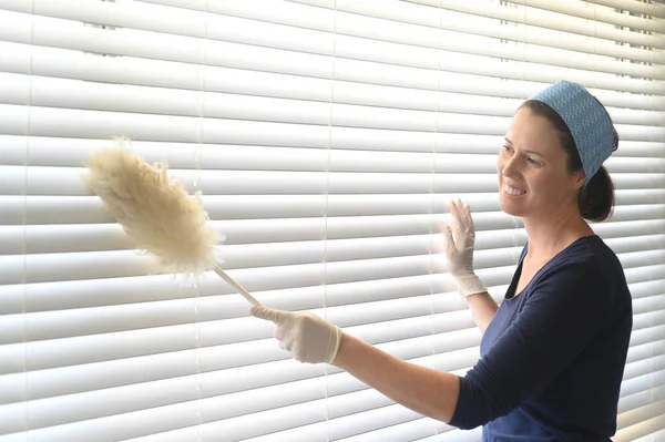 Mujer Adulta Entre Años Limpiadora Limpiando Persianas Para Ventanas Con — Foto de Stock