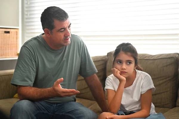 Padre Años Conversando Con Hija Años Sentada Sofá Sala Estar —  Fotos de Stock