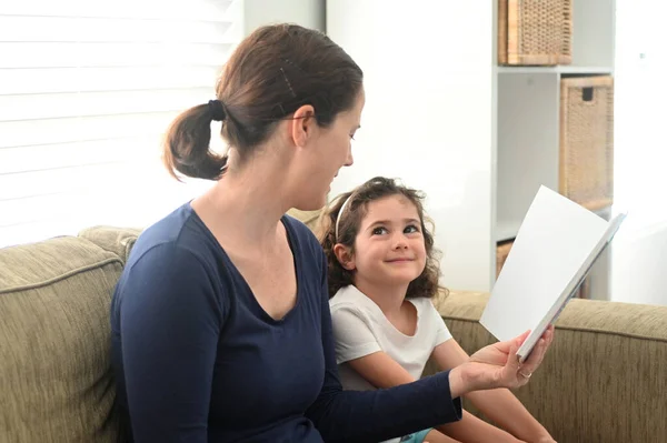 Joven Feliz Años Escucha Una Historia Libro Que Madre Años —  Fotos de Stock