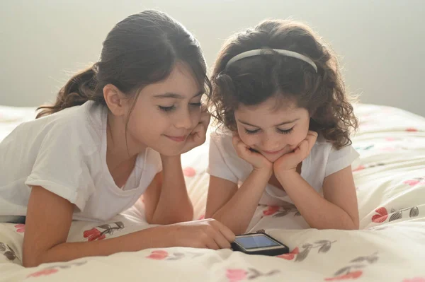 Duas Meninas Anos Lendo Uma Massagem Texto Telefone Celular Pessoas — Fotografia de Stock