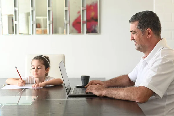 Pai Feliz Anos Usando Laptop Como Coronavírus Pandêmico Covid Força — Fotografia de Stock