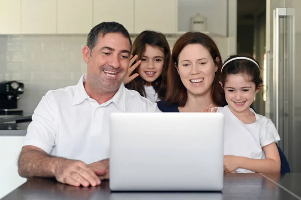 Família Mantendo Contato Com Parentes Idosos Online Pessoas Reais Espaço — Fotografia de Stock