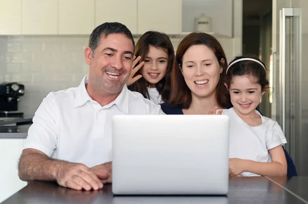 Famille Reste Contact Avec Les Parents Âgés Ligne Vraies Personnes — Photo