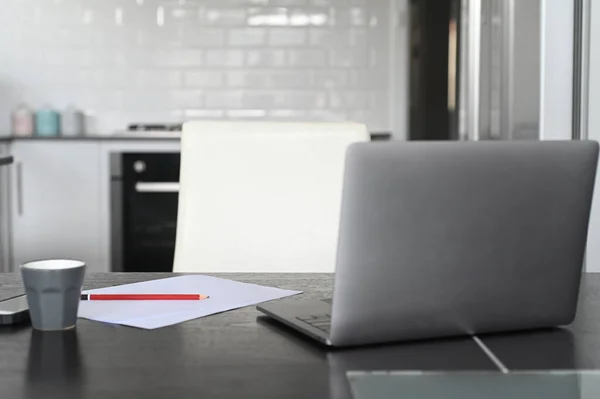 Intérieur Vide Lieu Travail Avec Ordinateur Portable Webcam Chaise Tasse — Photo