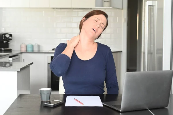 Mujer Adulta Sufre Dolor Cuello Gente Real Copiar Espacio —  Fotos de Stock