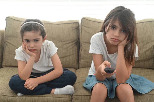 Chicas Hermanas Aburridas Cuarentena Sentadas Sofá Sala Estar Casa Mirando — Foto de Stock