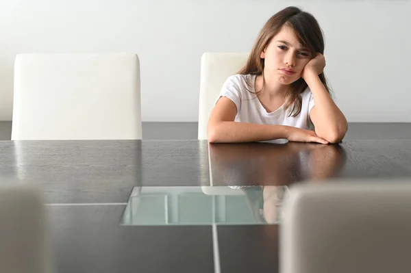 Gadis Muda Yang Marah Tahun Duduk Ruang Makan Sambil Melihat — Stok Foto