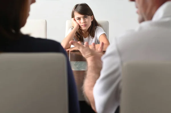 Niña Molesta Años Mirando Aburrida Conversación Los Padres Mesa Comedor —  Fotos de Stock