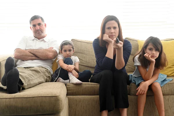 Keluarga Bosan Dalam Karantina Diri Duduk Sofa Ruang Keluarga Sendiri — Stok Foto