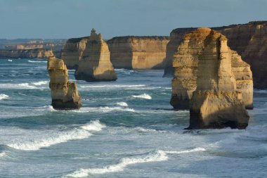 Victoria, Avustralya 'daki Büyük Okyanus Yolu boyunca Port Campbell Ulusal Parkı' ndaki 12 Havarinin manzarası.