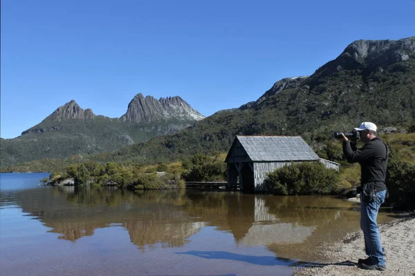 Fotograf Podróży Fotograf Cyfrową Kamerą Wideo Widok Krajobrazu Cradle Mountain — Zdjęcie stockowe