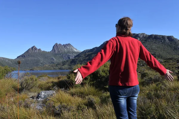 Mulher Adulta Olhando Para Cradle Mountain Lake Clair National Park — Fotografia de Stock