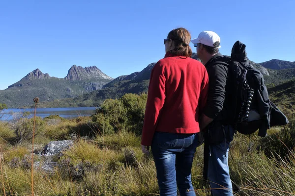 Couple Looking Landscape View Cradle Mountain Lake Clair National Park — Stock Photo, Image
