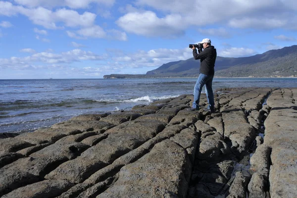 Reisefotograf Fotografiert Die Landschaft Des Tessellated Pavement Pirates Bay Auf — Stockfoto