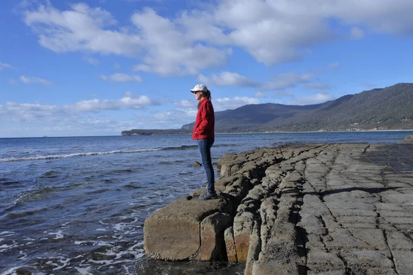 Ung Kvinna Tittar Södra Oceanen Havsutsikt Från Tessellated Pavement Pirates — Stockfoto