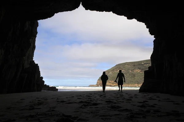 Silhuett Ett Par Inuti Den Anmärkningsvärda Cave Tasman Nationalpark Tasmanien — Stockfoto