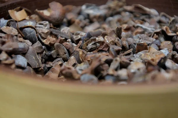 Primo Piano Dei Chicchi Cacao Tostati Una Ciotola Laboratorio Cioccolato — Foto Stock