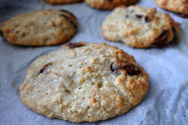 Fırında taze çikolatalı kurabiyeler..