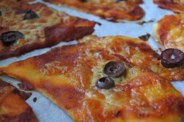 Pizza Skivor Form Hjärtan Mat Bakgrund — Stockfoto