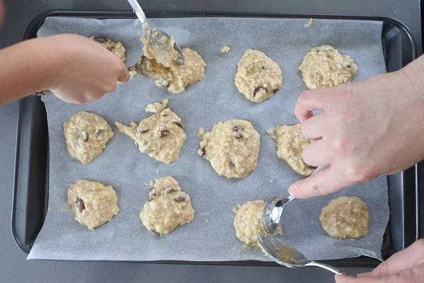 Mor Och Dotter Synvinkel Förbereda Choklad Chips Cookies Köket — Stockfoto