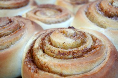 Taze tarçınlı kurabiyelerin yemek arkaplanını kapat.
