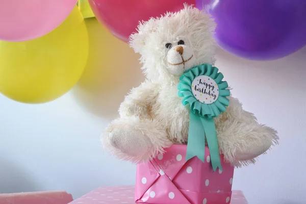 Happy Birthday Badge Teddy Bear Sitting Presents Birthday Party — Stock Photo, Image