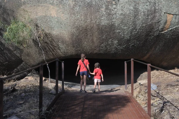 Australijskie Dziewczyny Odwiedzające Mulka Cave Pobliżu Hyden Western Australia — Zdjęcie stockowe