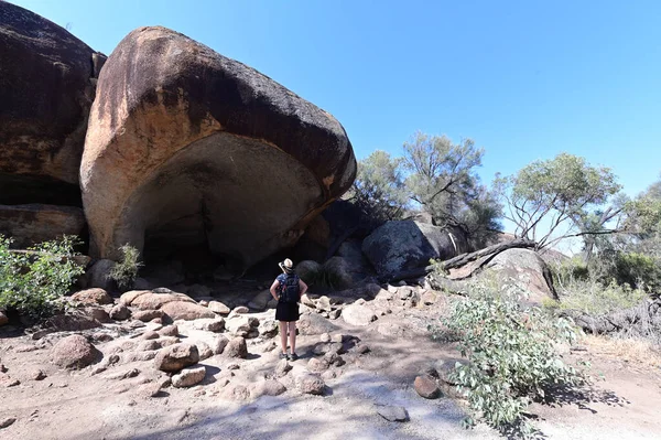 Mladá Dospělá Australanka Turistka Při Pohledu Hrocha Yawn Rock Hyden — Stock fotografie
