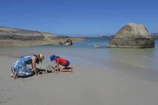 Madre Hija Australianas Construyendo Castillo Arena Juntas Greens Pool Una —  Fotos de Stock