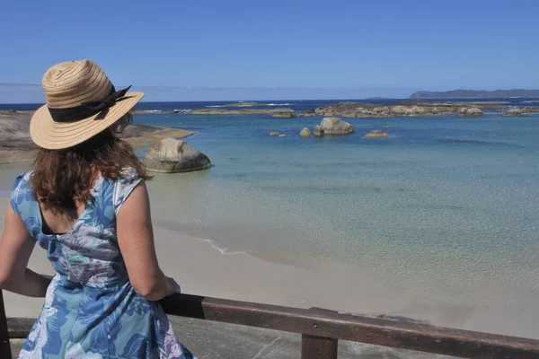 Mujer Australiana Mirando Paisaje Playa Greens Pool Con Rocas Costa —  Fotos de Stock