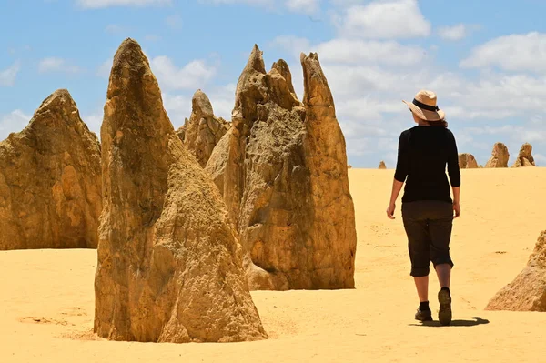 澳大利亚妇女在西澳大利亚珀斯附近的山顶沙漠野外风景区徒步旅行 沙漠里有数千个石灰岩地层叫做尖顶 — 图库照片