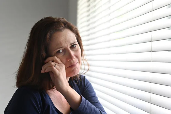 Mujer Adulta Trastornada Años Limpiando Lágrimas Llorosas Cara Mirando Cámara —  Fotos de Stock