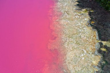 Batı Avustralya 'daki Port Gregory' de Hutt Lagoon Pembe Gölü 'nün hava manzarası..