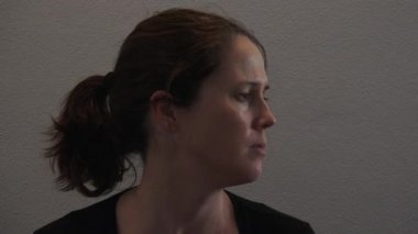Üzgün kadın (30-40 yaş) depresyon belirtileri yaşıyor evde intihara meyilli düşünceler yaşıyor