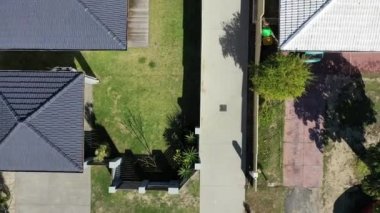 Perth 'in batısındaki bir banliyö mahallesindeki evlerin insansız hava manzarası.. 