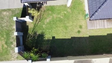 Perth 'in batısındaki bir banliyö mahallesindeki evlerin insansız hava manzarası.. 
