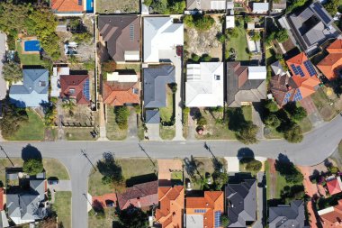 Perth 'in batısındaki bir banliyö mahallesindeki evlerin insansız hava manzarası..