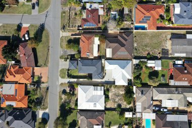 Perth 'in batısındaki bir banliyö mahallesindeki evlerin insansız hava manzarası..