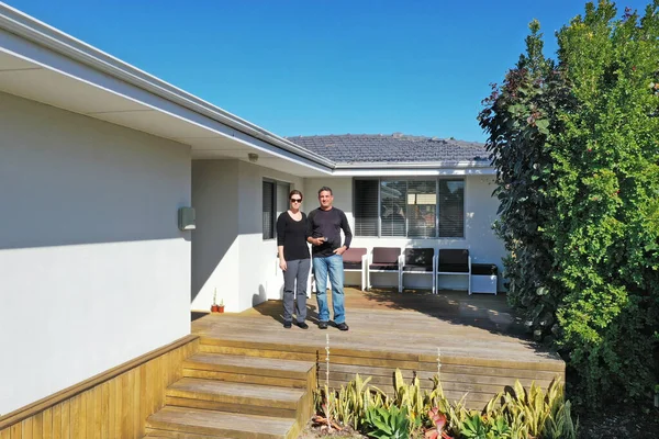 Vista Aérea Una Pareja Pie Frente Nueva Casa Compra Venta —  Fotos de Stock