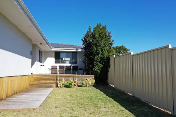 Patio Delantero Casa Vacío Con Hierba Verde Una Cubierta Bajo — Foto de Stock