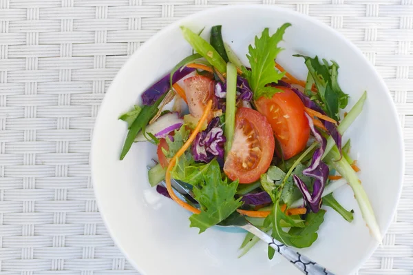 Sopra Veduta Verdure Fresche Salate Servite Una Ciotola Bianca Con — Foto Stock