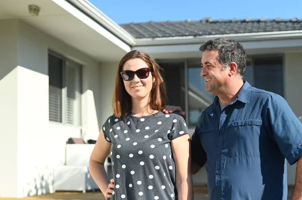 Glückliche Eheleute Jahre Vor Ihrem Neuen Zuhause Kaufen Verkaufen Immobilien — Stockfoto