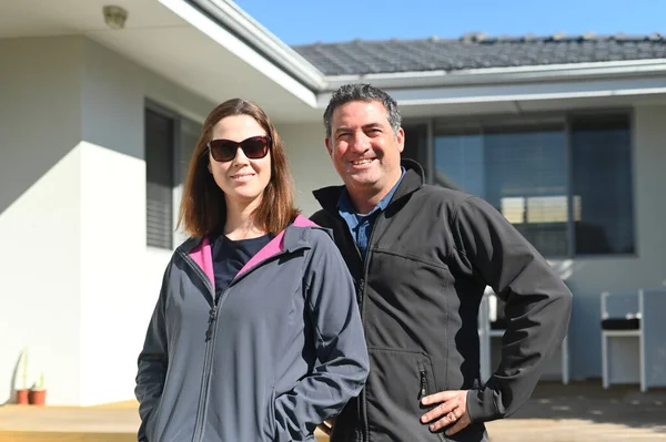 一对35 45岁的快乐夫妇穿着冬衣站在新家门前 房地产 家庭保险 抵押贷款 银行贷款和住房市场概念 真正的人复制空间 — 图库照片
