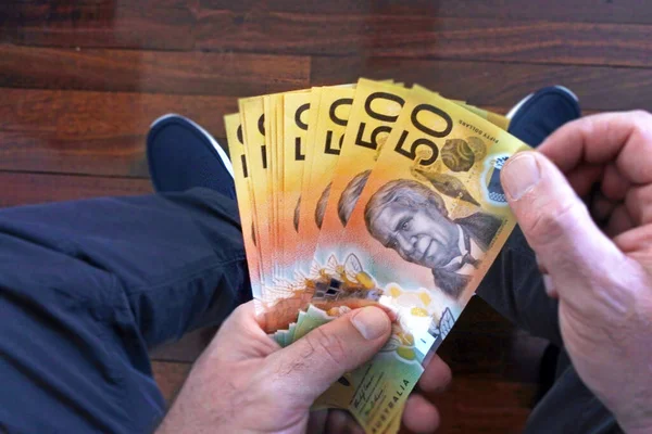 Pov Punkt Widzenia Młodego Dorosłego Australijczyka Liczącego Gotówkę Australijskich Banknotów — Zdjęcie stockowe